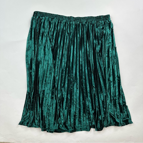 Modcloth Dresses & Skirts - ModCloth Green Velvet Pleated Skirt Size 3X